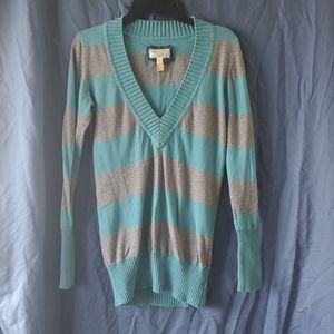 Juniors turquoise and gray v-neck sweater